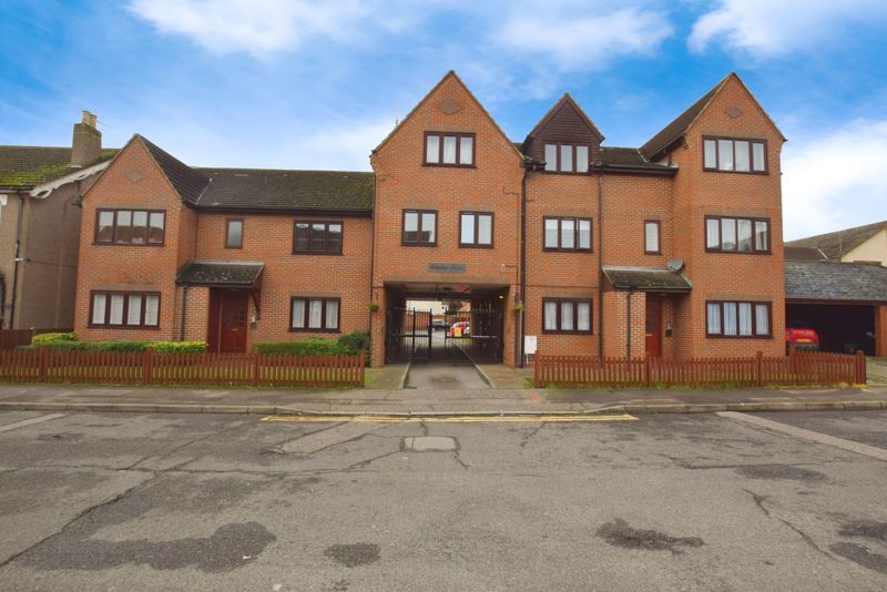 1 bed flat for sale in Runnymede Road, StanfordLeHope SS17, £200,000