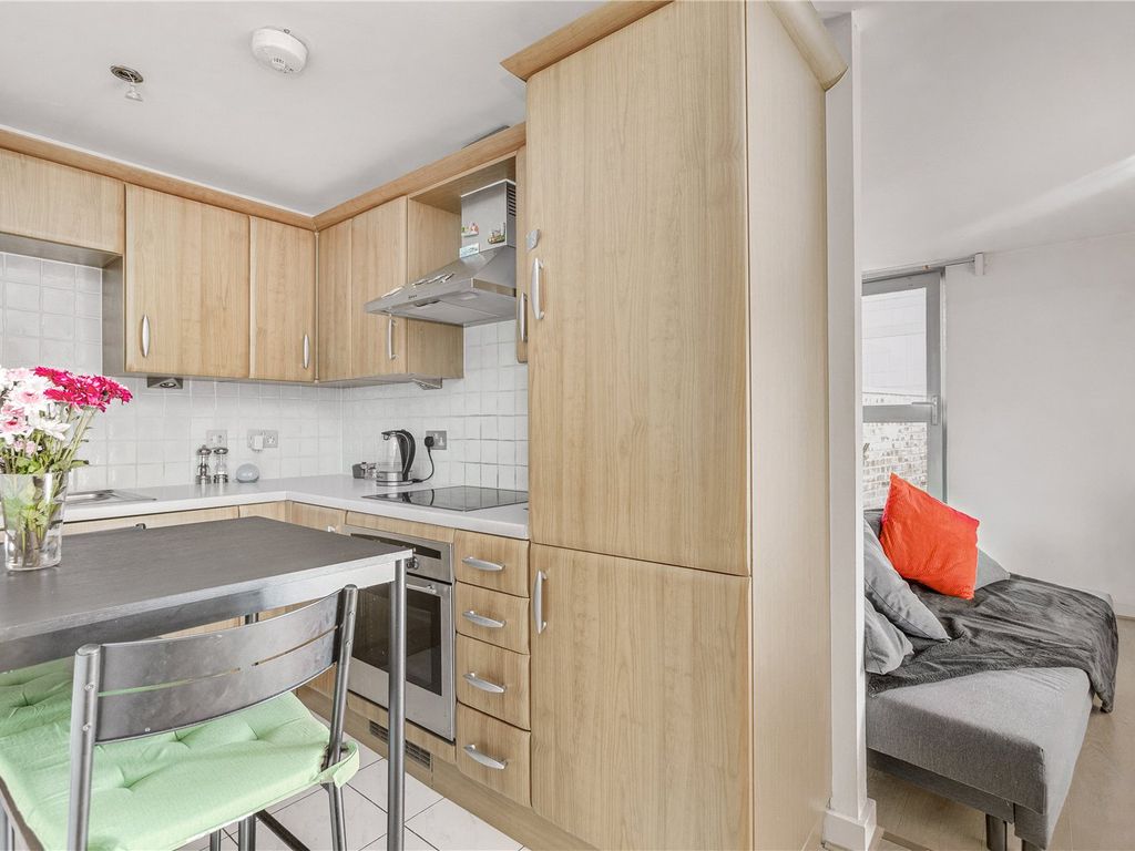 Studio to rent in Gateway House, 2A Balham Hill SW12, £1,600 pcm Zoopla