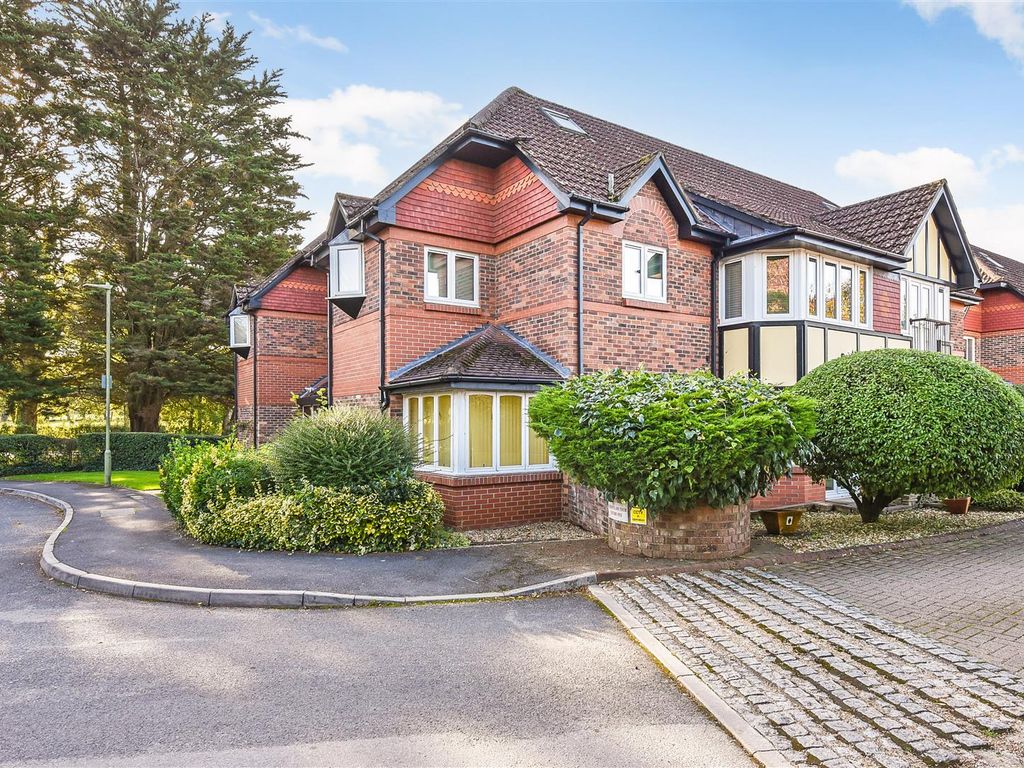 2 bed flat for sale in Boakes Place, Ashurst, Hampshire SO40, £265,000