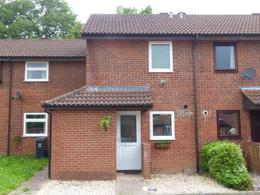 2 bed terraced house to rent in Clover Mead, Taunton TA1, £900 pcm Zoopla