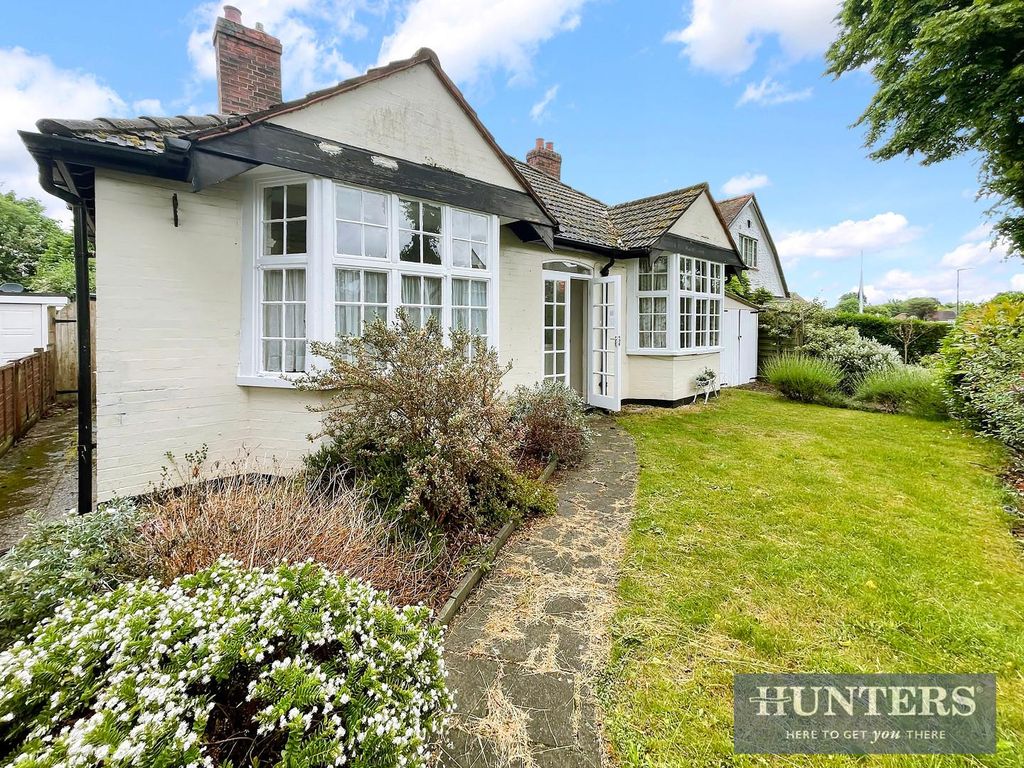 3 bed detached bungalow for sale in Meadowside Road, Cheam SM2 Zoopla