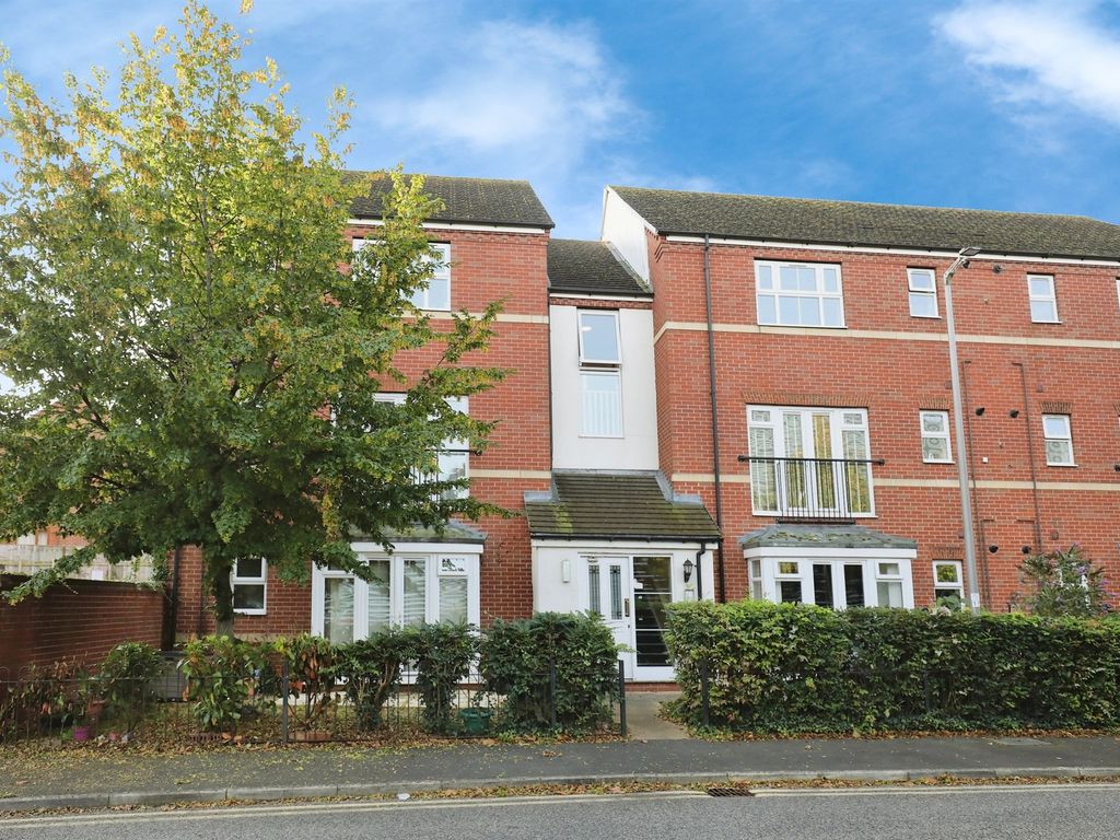 2 bed flat for sale in Huxley Court, StratfordUponAvon CV37, £180,000
