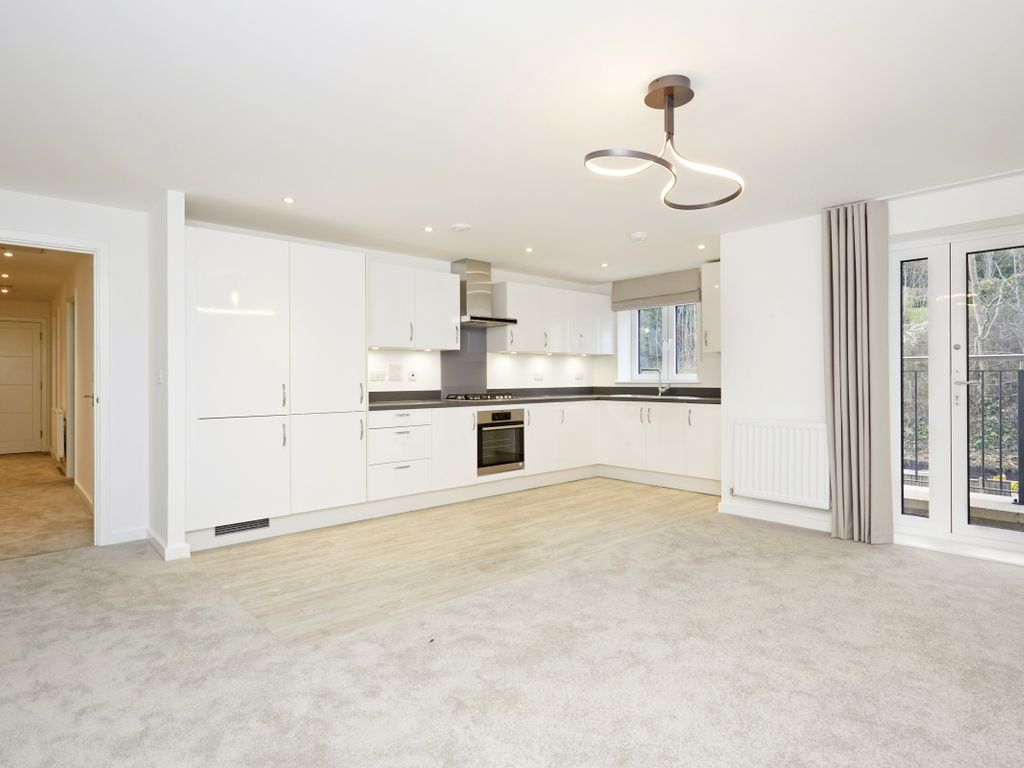 2 bed flat to rent in Godstone Road, Caterham CR3, £1,700 pcm Zoopla