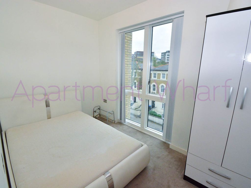 Room to rent in Room A, Cambridge Avenue, Kilburn Park NW6, £910 pcm