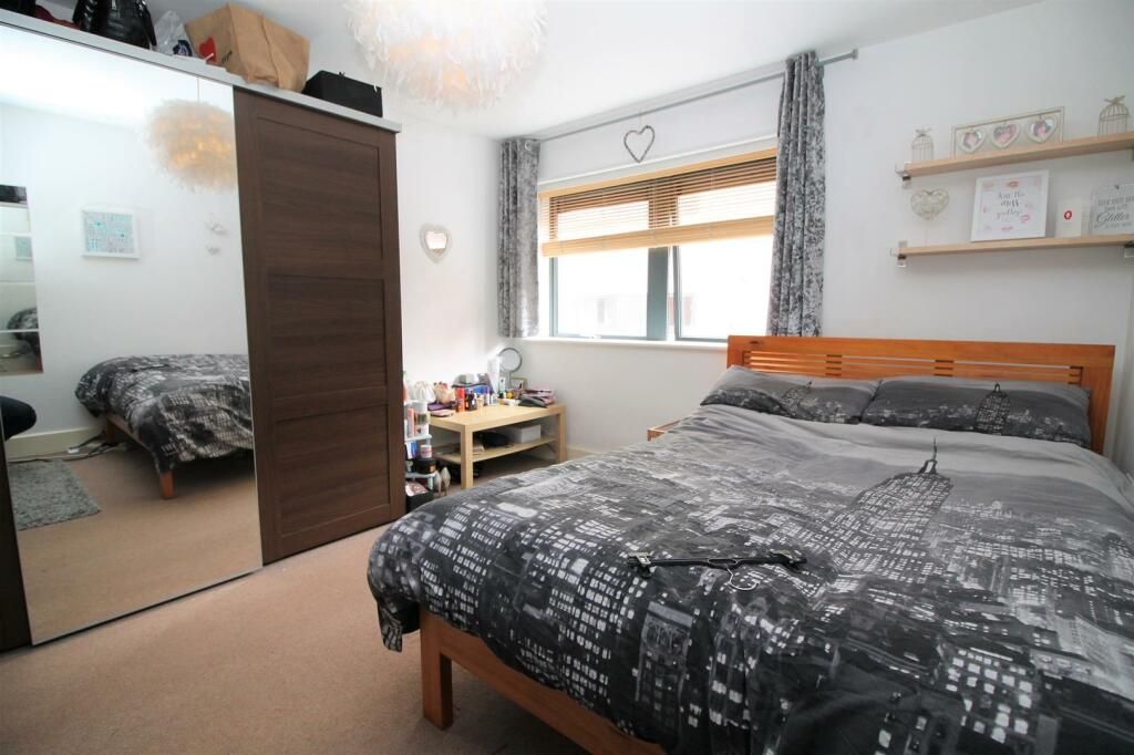 3 bed shared to rent in Euston Road, London NW1, £975 pcm