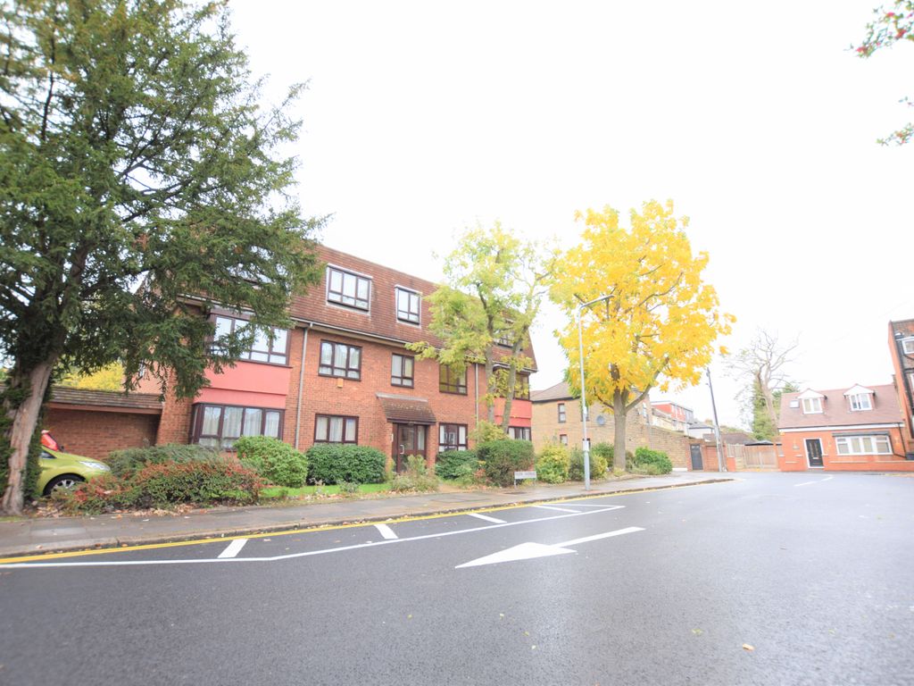 2 bed flat to rent in Park Avenue, Ilford IG1, £1,600 pcm Zoopla