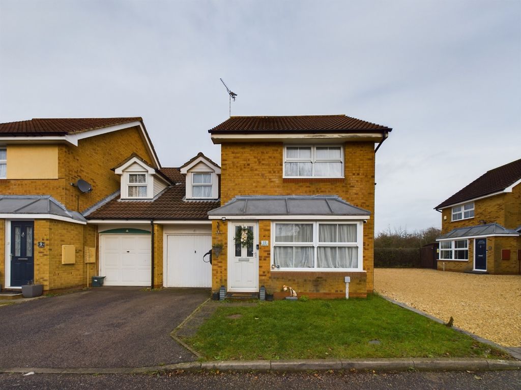 3 bed end terrace house for sale in Puffin Way, Watermead, Aylesbury