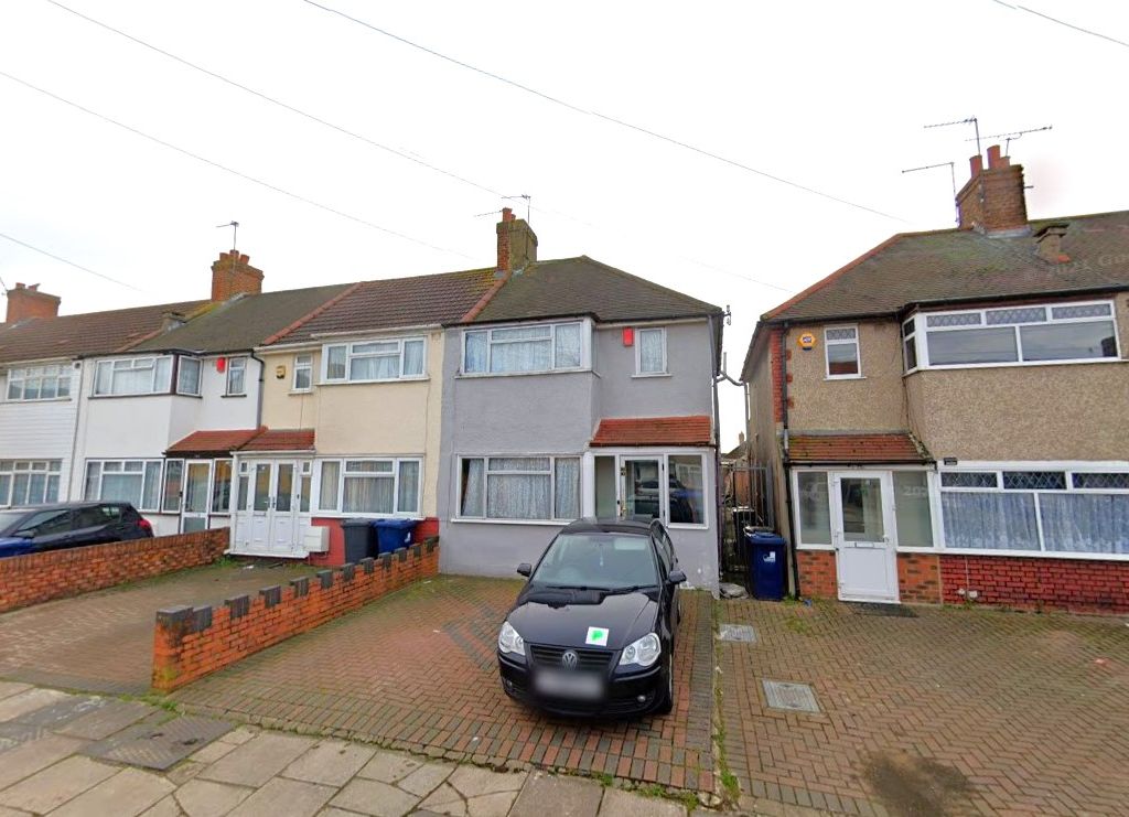 3 bed end terrace house for sale in Beresford Road, Southall UB1, £