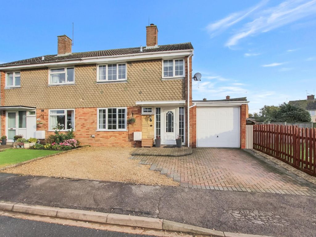 3 bed semidetached house for sale in Williams Close, Hanslope, Milton