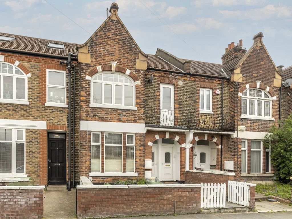 3 bed flat for sale in Streatham Common, Station Approach, London SW16