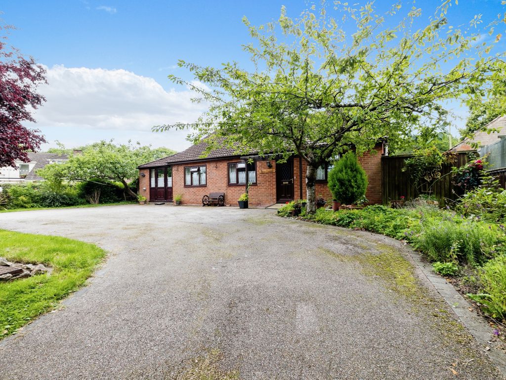 4 bed detached bungalow for sale in Chapel Lane, Hackthorn, Lincoln LN2