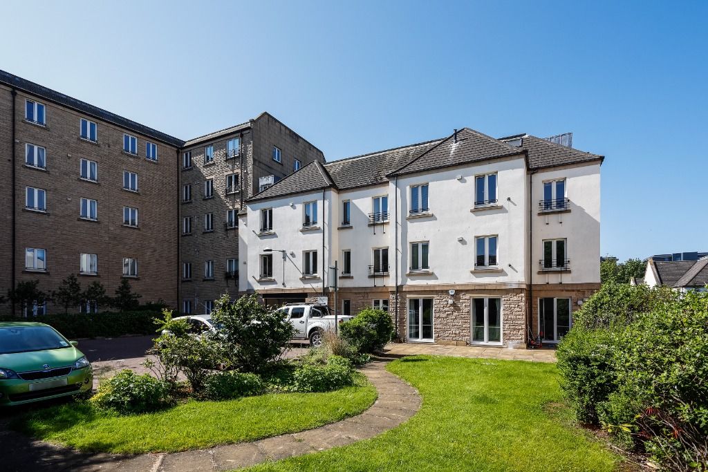2 bed flat to rent in Hopetoun Crescent, New Town, Edinburgh EH7, £