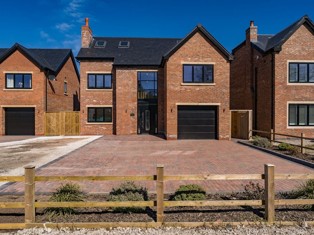 4 bed detached house for sale in Warrington Road, Bold Heath WA8, £
