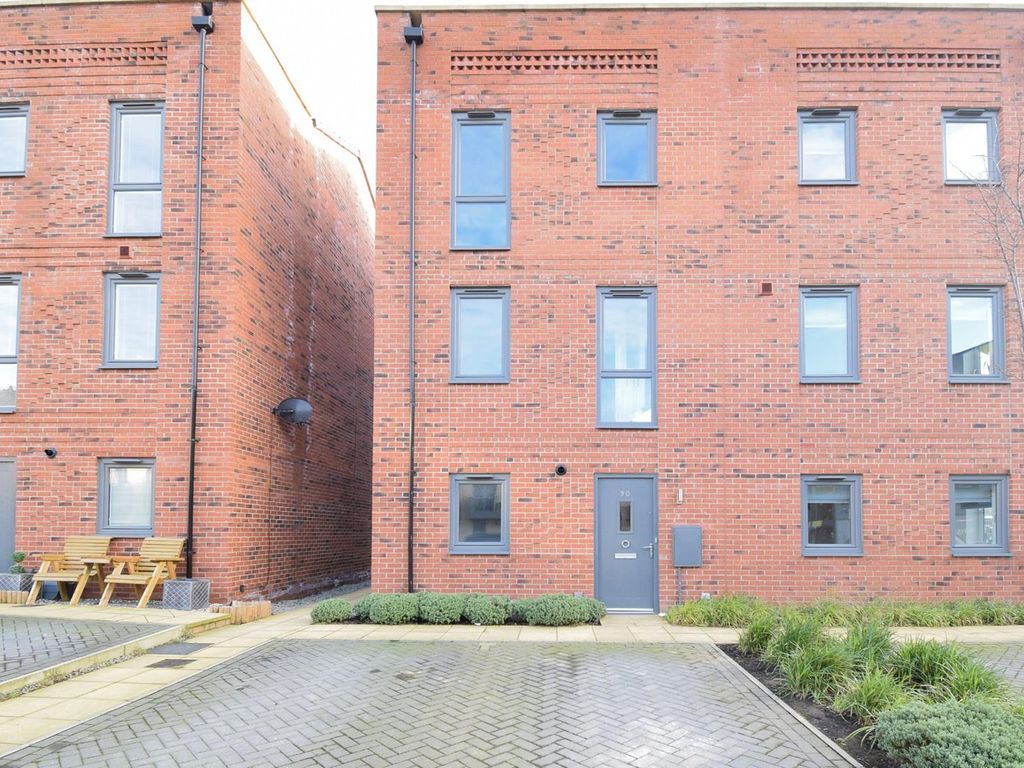 2 bed town house to rent in 90 Carnforth Avenue, Wakefield WF1, £895