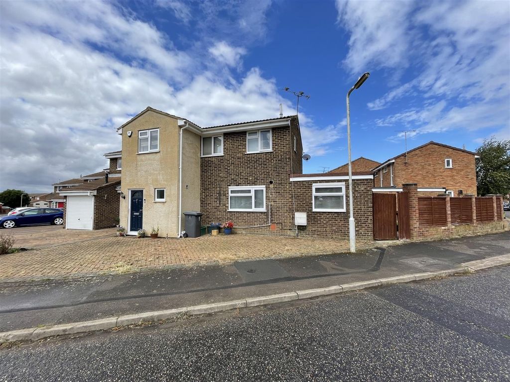 4 bed semidetached house for sale in Snowdrop Close, Springfield