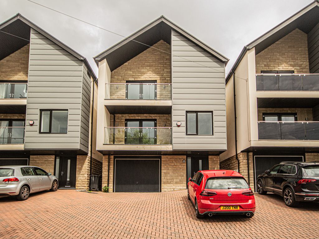 4 bed detached house to rent in Brewerton Lane, Dewsbury, West