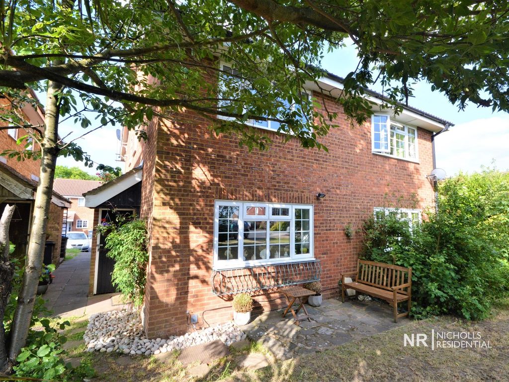 1 bed property for sale in Foxglove Lane, Chessington, Surrey. KT9 Zoopla