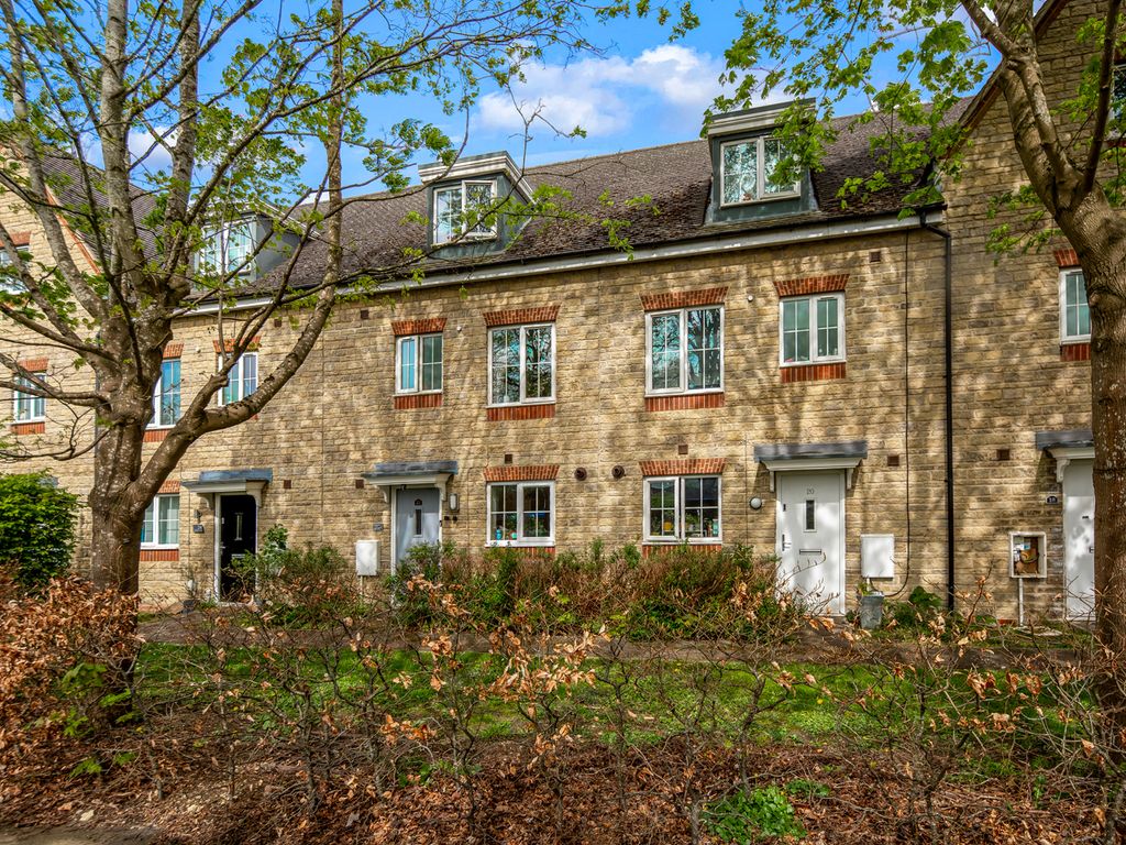 4 bed town house for sale in Ploughley Road, Ambrosden, Bicester OX25