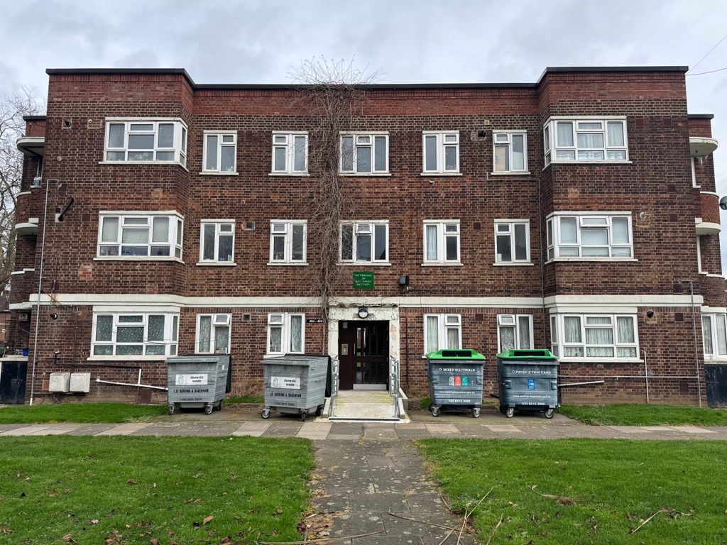 2 bed flat for sale in Longbridge Road, Barking, Essex IG11, £279,995