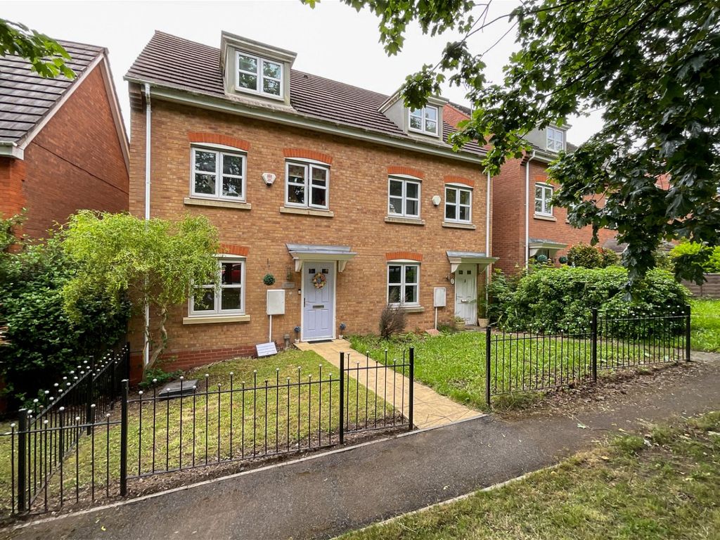 3 bed semidetached house for sale in Woden Road West, Wednesbury WS10