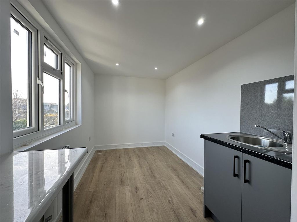 Room to rent in Belgrave Road, Slough SL1, £850 pcm Zoopla