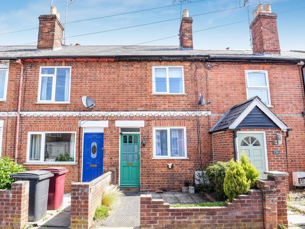 2 bed terraced house to rent in Sherwood Street, Reading RG30, £1,300