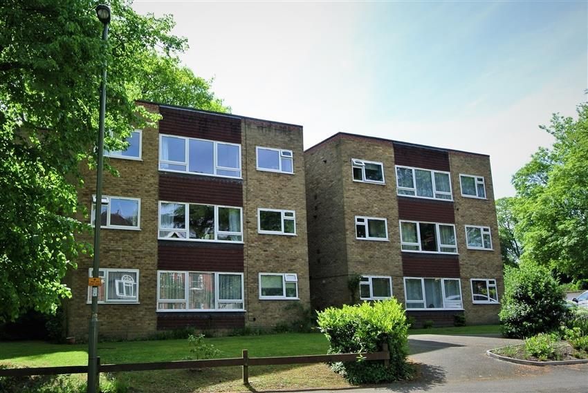2 bed flat to rent in St. Avenue, Weybridge KT13, £1,395 pcm