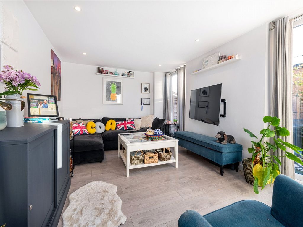 2 bed detached house for sale in Evesham Way, London SW11, £699,999