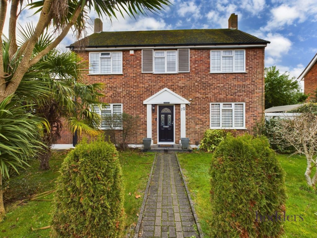 4 bed detached house to rent in Gordon Close, Chertsey South, Surrey