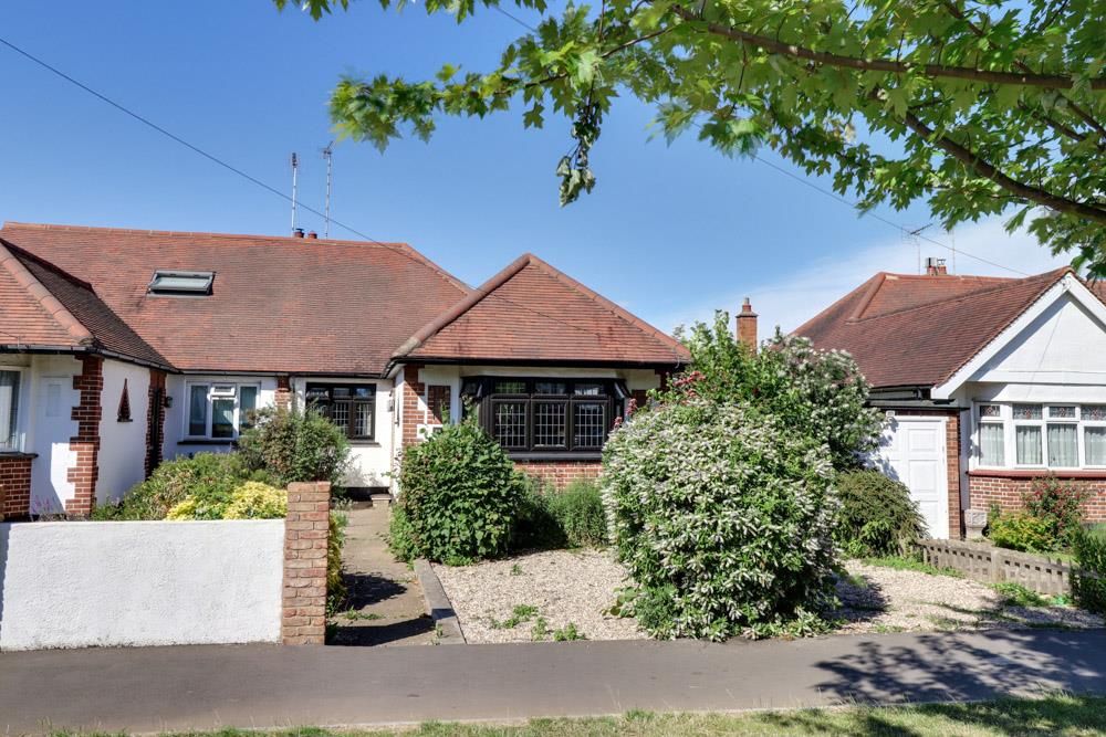 4 bed property for sale in Highlands Boulevard, LeighOnSea SS9 Zoopla