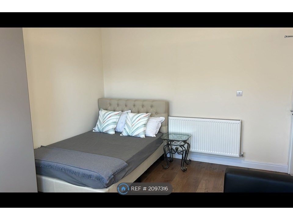 Room to rent in Kinfauns Road, Ilford IG3, £795 pcm Zoopla