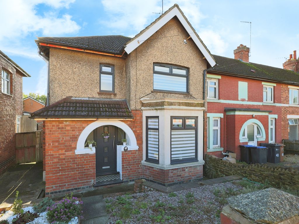 4 bed end terrace house for sale in Kingsland Avenue, Northampton NN2