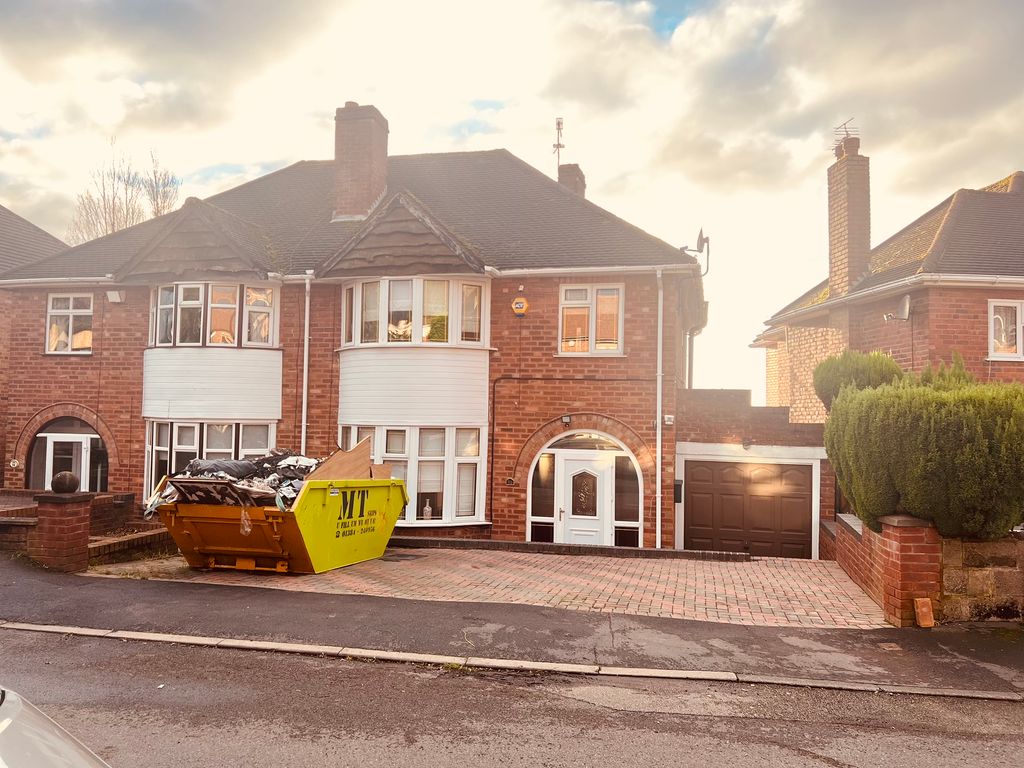 3 bed semidetached house for sale in Oakham Crescent, Dudley DY2, £