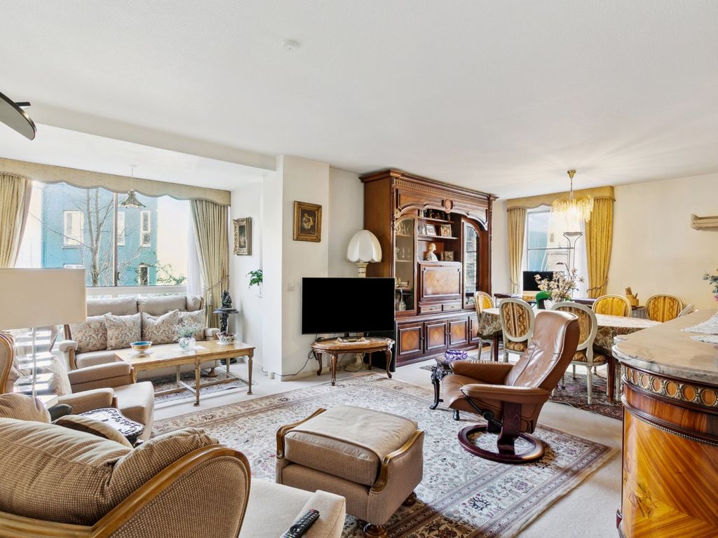 2 bed flat for sale in Vicarage Crescent, London SW11, £730,000 Zoopla