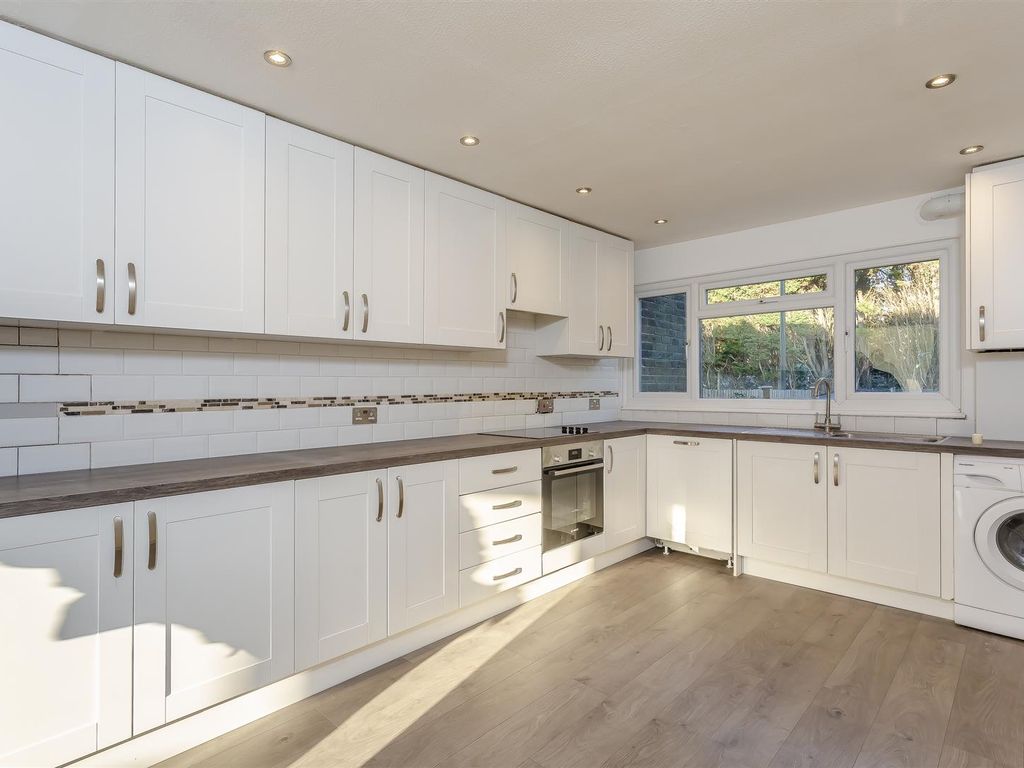 3 bed property to rent in Merrymeet, Banstead SM7, £2,000 pcm Zoopla