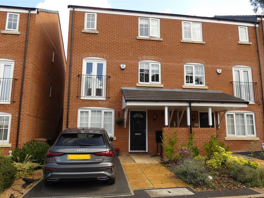 4 bed semidetached house to rent in Holly Close, Stalybridge SK15, £