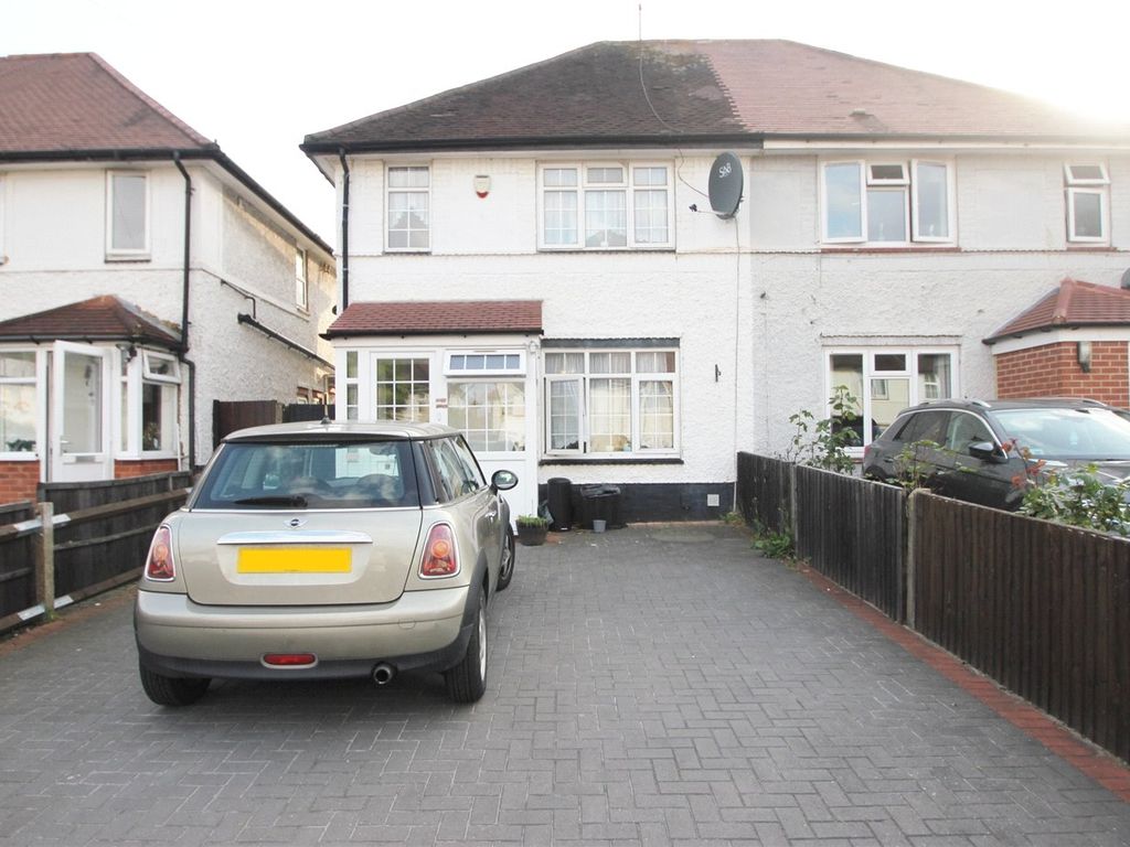 3 bed semidetached house to rent in Dickens Avenue, Finchley, London