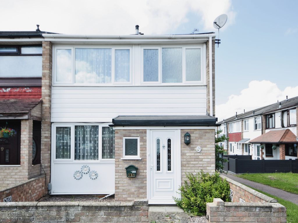 3 bed end terrace house for sale in Chatham Pavement, Basildon, Essex SS13, £300,000 Zoopla