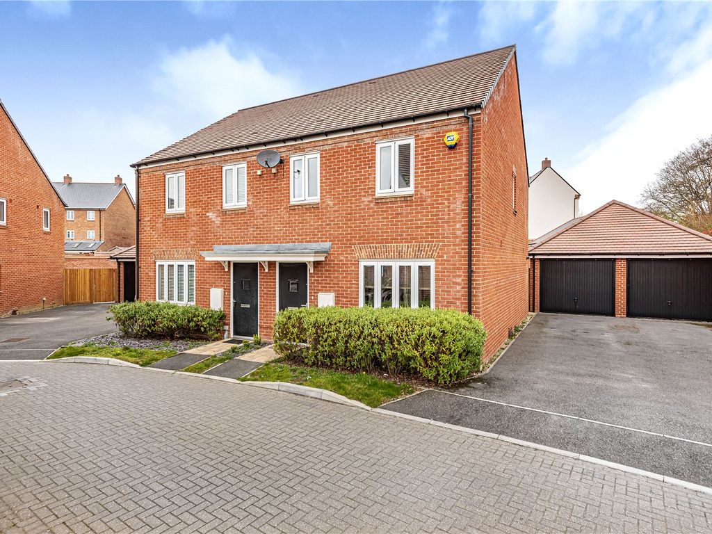 3 bed semidetached house for sale in Baker Crescent, Wokingham, Berkshire RG40 Zoopla