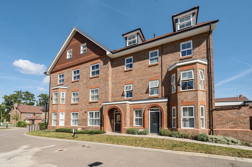 2 bed flat for sale in Flat 6, 8 Albright Gardens, WaltonOnThames KT12, £495,000 Zoopla