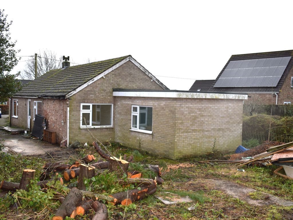 4 bed bungalow for sale in Low Road, Worlaby DN20, £170,000 Zoopla