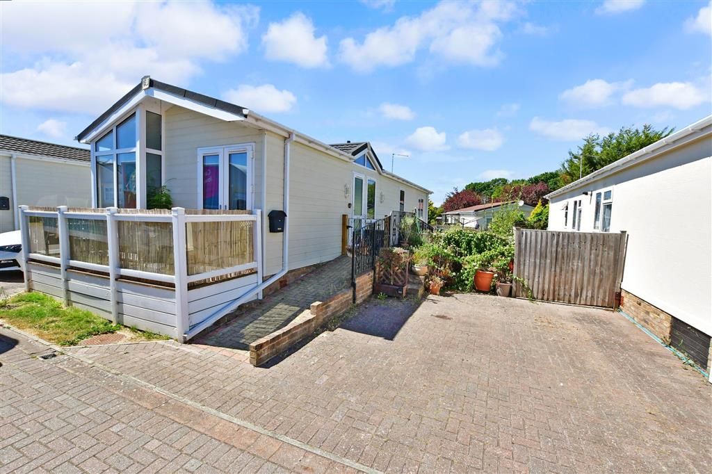 2 bed mobile/park home for sale in Woodlands Park, Biddenden, Ashford