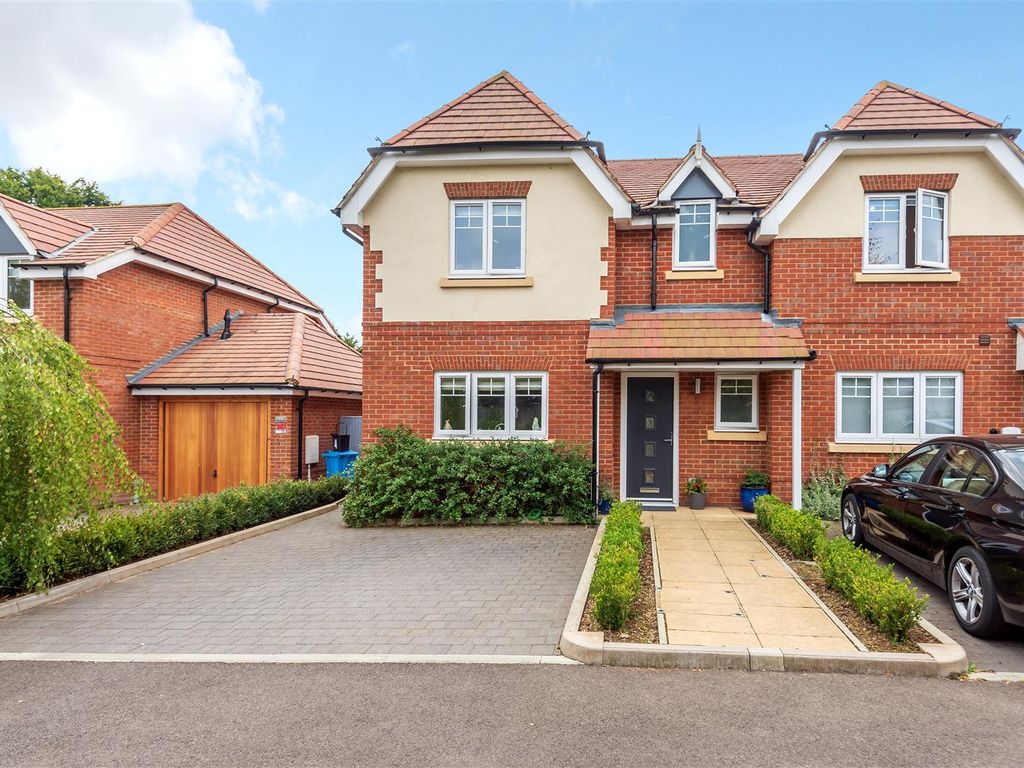 3 bed semidetached house for sale in Waltham Chase, Woodlands Park