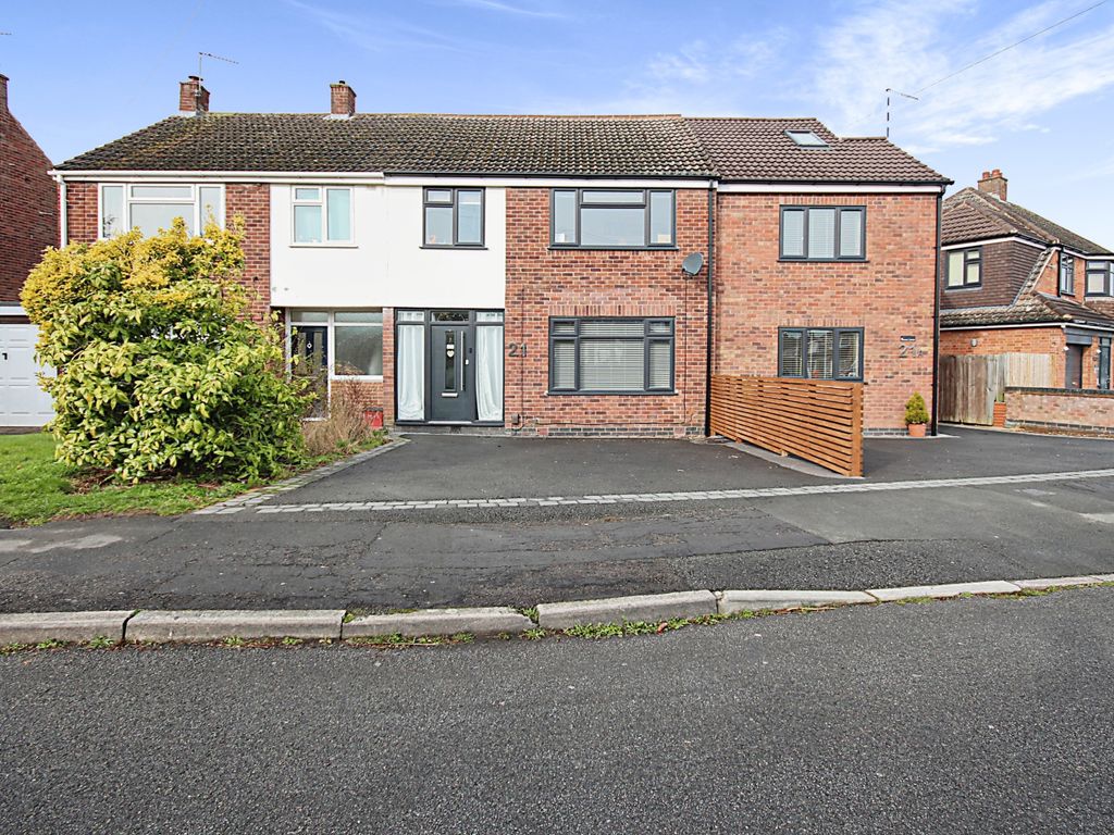 4 bed terraced house for sale in Greenhill Road, Whitnash, Leamington