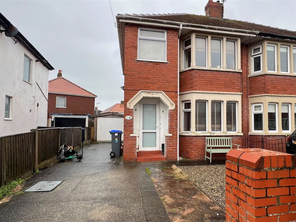 3 bed semidetached house for sale in Wingate Avenue, Thornton