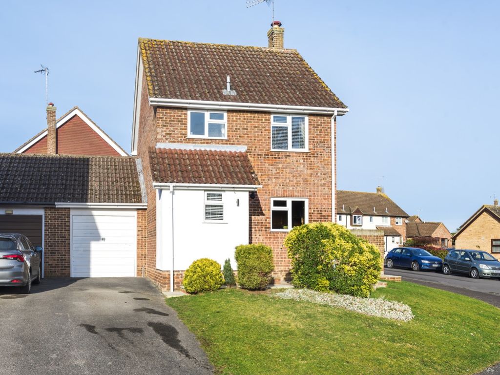 3 bed detached house for sale in Middle Mead, Hook, Hampshire RG27, £