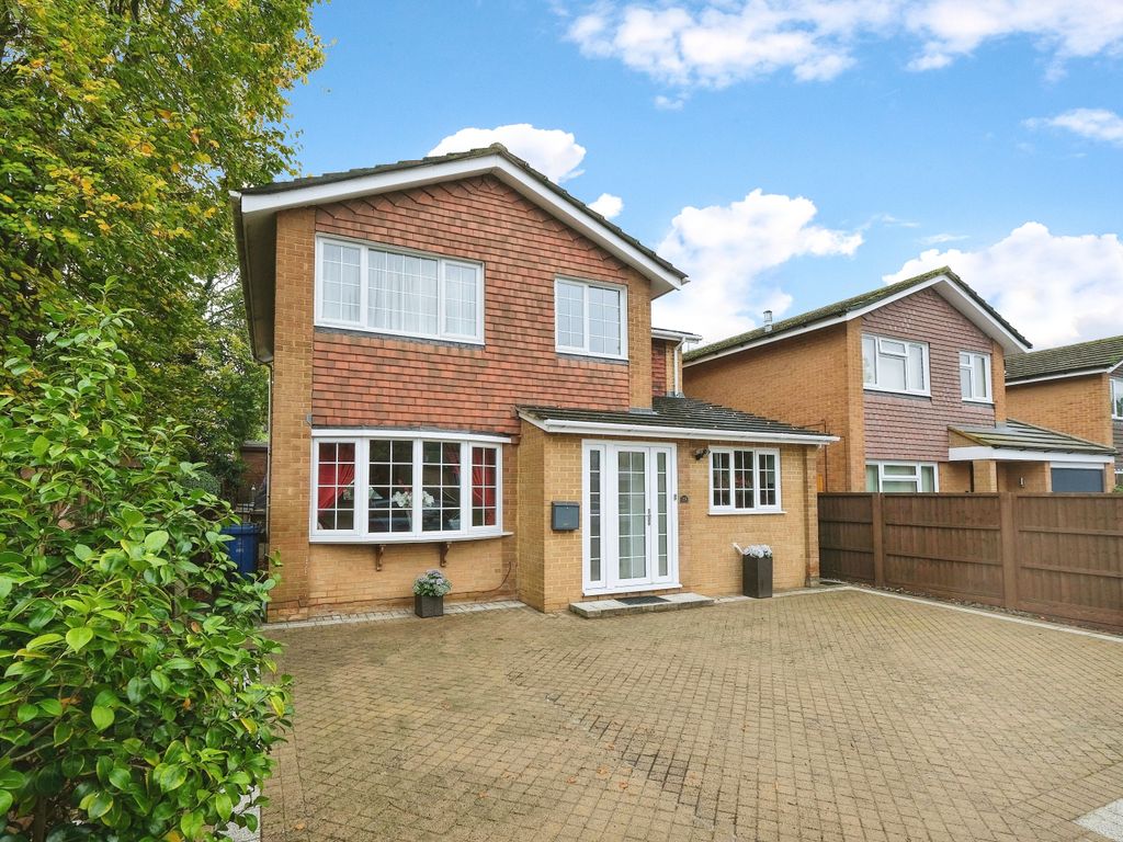 5 bed detached house for sale in Avebury, Bracknell RG12, £625,000 Zoopla