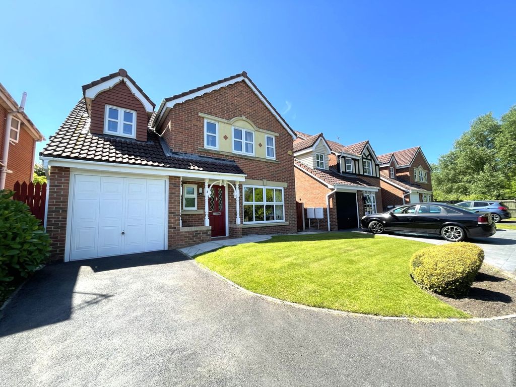 5 bed detached house for sale in Chestnut Close, North Shore