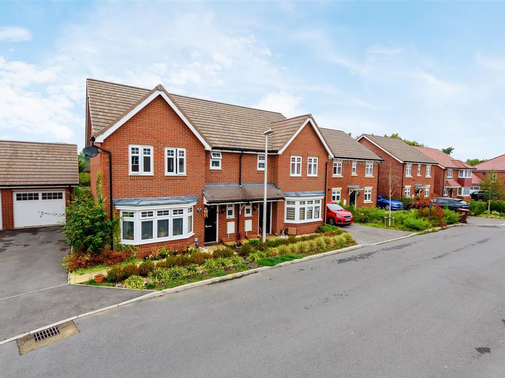 3 bed semidetached house for sale in Nicholson Drive Wokingham