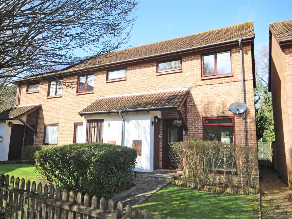2 bed end terrace house for sale in Pennywell Gardens, New Milton